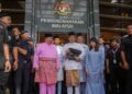 ANWAR Ibrahim memegang beg fail dokumen Belanjawan 2025 di Kementerian Kewangan Putrajaya. -GAMBAR FAIL