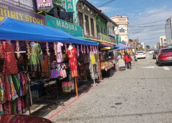 KARNIVAL jualan sempena Deepavali yang diadakan berdekatan Dataran Menara Condong di Teluk Intan, semalam. - UTUSAN/AIN SAFRE BIDIN