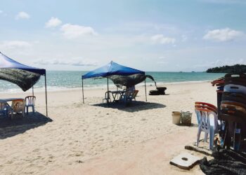 ISU rungutan pengunjung mengenai kebanjiran khemah dan kanopi biru di Pantai Telok Kemang, Port Dickson akan berakhir apabila peniaga khemah diarah menghentikan perniagaan mereka di situ bermula 18 November ini. – UTUSAN/MOHD. SHAHJEHAN MAAMIN