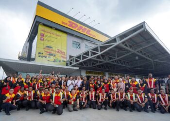 ANWAR Ibrahim  bersama kakitangan DHL selepas Majlis Perasmian DHL Express Malaysia Kuala Lumpur Gateway di KLIA Cargo Village Sepang. hari ini, -UTUSAN/FAISOL MUSTAFA