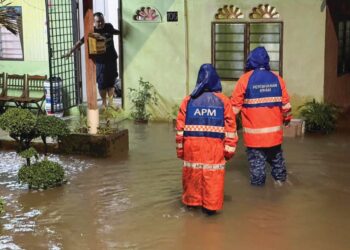 ANGGOTA APM memantau situasi banjir di Jejawi di Arau, Perlis, semalam.