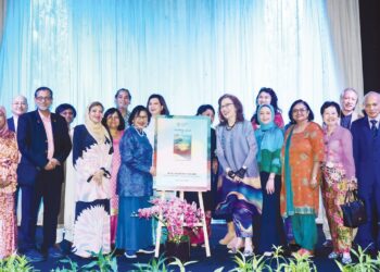 Rafidah Aziz  bersama sebahagian daripada barisan penulis buku pada Majlis Pelancaran Buku Father and Their Wisdom di Kuala Lumpur semalam. – UTUSAN/MOHD. FARIZWAN HASBULLAH