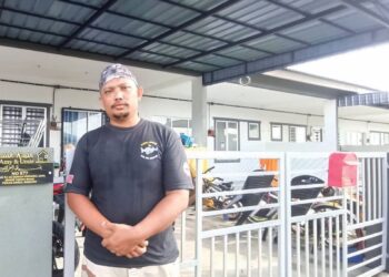 ABDUL Hamid Mahmud di hadapan rumah yang didiaminya sejak sebulan lalu di Taman Perwira Jaya, Tapah. – UTUSAN/MEGAT LUTFI MEGAT RAHIM