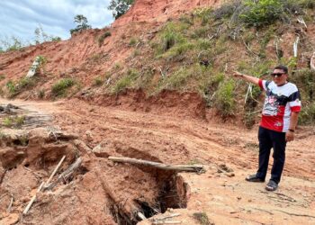 MOHD. Syahbuddin Hashim menunjukkan laluan tanah Bukit Pasir, Pos Balar, Gua Musang, Kelantan yang rosak dan perlu diselenggara oleh pihak berwajib sebelum bermulanya musim tengkujuh. – UTUSAN/AIMUNI TUAN LAH
