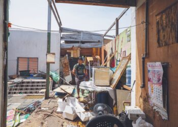 MAWARDI Mahmud mengemas barang yang rosak selepas bumbung rumahnya diterbangkan angin dalam kejadian ribut di Kampung Gong Pauh, Kemaman, Terengganu semalam. – UTUSAN/PUQTRA HAIRRY ROSLI