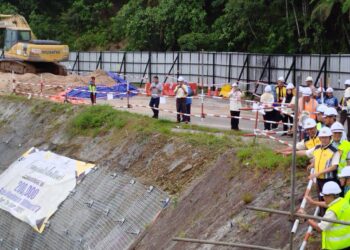 KEADAAN cerun di sebelah jalan Simpang Pulai-Blue Valley yang kini dalam pembaikan. - UTUSAN/FADZIL ZAINOL
