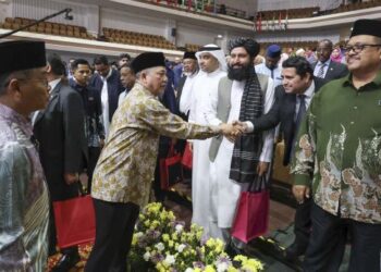 FADILLAH Yusof diiringi Menteri di Jabatan Perdana Menteri (Hal Ehwal Agama), Datuk Dr. Mohd. Na’im Mokhtar bersalaman dengan tetamu pada majlis perasmian World Quran Symposium 2024 sempena Majlis Tilawah dan Hafazan Al-Quran Peringkat Antarabangsa (MTHQA) Ke-64 1446H/2024M di Kuala Lumpur, semalam. – UTUSAN/AMIR KHALID
