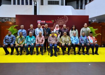 SULTAN Sharafuddin Idris Shah (tengah) berangkat menyempurnakan Majlis Makan Malam Sirih Pulang Ke Gagang@Homecoming XII Tahun 2024.