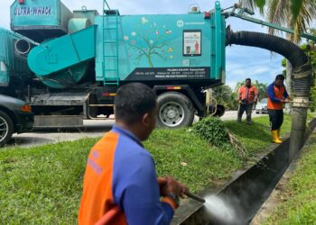 KAKITANGAN SWM Environment  membersihkan longkang bagi mengelakkannya tersumbat sebagai persiapan menghadapi musim tengkujuh bermula November depan.