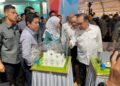ANWAR Ibrahim diiringi oleh Ketua Menteri Sabah, Datuk Seri Hajiji Noor semasa melawat salah satu gerai pameran pada PMR 2024 di pekarangan Stadium Likas, Kota Kinabalu hari ini.