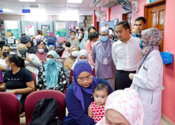 ONN HAFIZ Ghazi (dua dari kanan) meninjau jumlah pesakit yang mendapatkan rawatan di Klinik Kesihatan Gelang Patah, Iskandar Puteri.