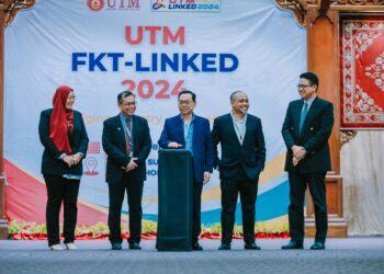 AHMAD FAUZI Ismail (tengah)  menekan butang sebagai gimik perasmian UTM FKT-Linked 2024 di Dewan Sultan Iskandar, UTM Skudai, Johor Bahru.