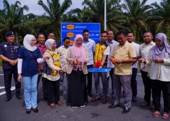 ZALIHA Mustafa merasmikan jalan pintas Felda Redong-Felda Selancar, Segamat yang dapat disiapkan 15 hari lebih awal dan menjimatkan RM 1.5 juta.
