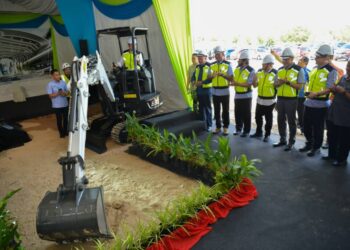 STEVEN Sim Chee Keong melakukan gimik perasmian Majlis Pecah Tanah Penubuhan Rehabilitasi Perkeso Wilayah Timur di Merang, Setiu, hari ini. - UTUSAN/PUQTRA HAIRRY ROSLI