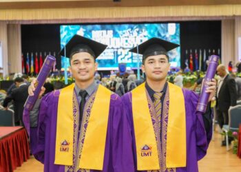 ZHARFAN Aiman Mohd. Suhaimi (kanan) dan
Syahmi Farhan bergambar selepas menerima  ijazah pada Majlis Konvokesyen UMT Kali Ke-22 di Kampus Gong Badak, Kuala Nerus, hari ini. - UTUSAN/KAMALIZA KAMARUDDIN