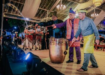 MOHD. ALI Mohd. Rustam dan Ab. Rauf Yusoh merenjiskan air mawar sebagai simbolik ketika merasmikan ICAF 2024 @ Sungai Melaka di Dataran Pengkalan Rama Pantai, Melaka. - UTUSAN/AMRAN MULUP