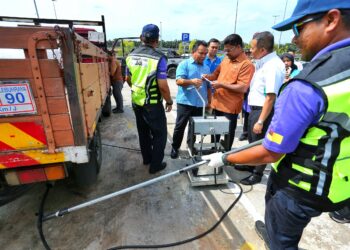 S. VEERAPAN (tengah) Ketika melihat pelaksanaan ujian asap kenderaan diesel semasa Majlis Perasmian Sambutan Hari Ozon Sedunia Peringkat Negeri Sembilan Tahun 2024 dan Penangguhan Operasi Bersepadu Kenderaan Bermotor di Kawasan Rehat dan Rawat (R&R) Seremban, Arah Selatan, Lebuhraya Utara Selatan di Seremban hari ini.-UTUSAN/MOHD. SHAHJEHAN MAAMIN.