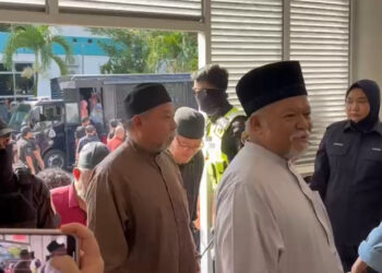 Nasiruddin Mohd Ali antara 22 individu yang melibatkan 13 lelaki, sembilan perempuan tiba di Mahkamah Selayang hari ini.