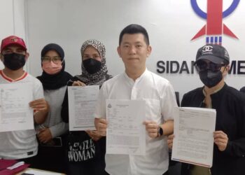 ADUN  Astaka, Jason Ng Thien Yeong (tengah) bersama mangsa kegiatan bitcoin di Pusat Khidmat beliau di Sitiawan, hari ini. - UTUSAN/SHAMSUL KAMAL AMARUDIN