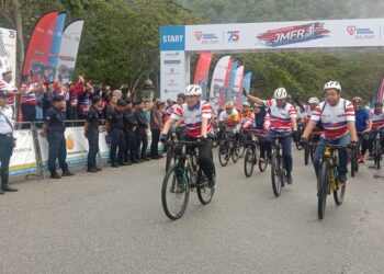FADILLAH Yusof (depan) menyertai program kayuhan khas JMFR 2024 di Teluk Batik di Lumut hari ini. - UTUSAN/SHAMSUL KAMAL AMARUDIN
