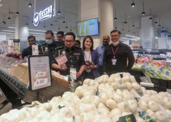 KAMALUDDIN Ismail (tengah) pada sesi walkabout SHMMP Deepavali 2024 di sebuah kompleks beli belah di Ipoh hari ini. - UTUSAN/MUHAMAD NAZREEN SYAH MUSTHAFA