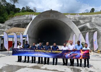 Menteri Besar Selangor, Datuk Seri Amiruddin Shari  bergambar di depan terowong selepas merasmikan Majlis Penembusan Terowong Projek Laluan Rel Pantai Timur (ECRL) di Kampung Batu Dua Belas Gombak, Selangor semalam. UTUSAN/SYAKIR RADIN