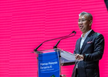 TENGKU Zafrul berucap pada majlis Mantap Malaysia Bersama AI oleh Google di ibu negara hari ini. UTUSAN/M. FIRDAUS M. JOHARI