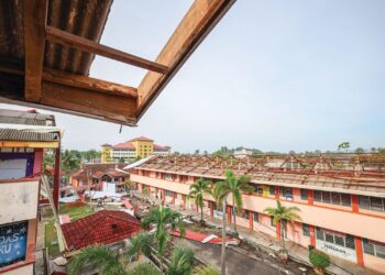 KEADAAN bumbung Sekolah Menengah Agama (SMA) Al Falah yang diterbangkan angin kencang dalam kejadian ribut dan hujan lebat di Kemaman, Terengganu,  Rabu lalu. – UTUSAN/PUQTRA HAIRRY ROSLI