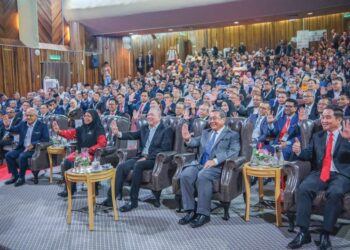 FADILLAH Yusof (baris depan, tengah) bersama para peserta Konvensyen Pihak Berkuasa Tempatan (PBT) 
2024 di Petaling Jaya, Selangor, semalam.