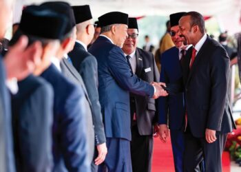 ABIY Ahmed Ali (kanan) diiringi Anwar Ibrahim diperkenalkan kepada barisan Jemaah Menteri di Putrajaya, semalam.
