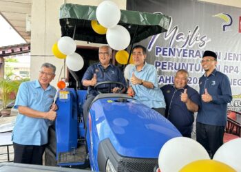 MAHFUZ Omar (dua dari kiri) memaklumkan kajian penggunaan jentera elektrik dalam bidang pertanian bagi meningkatkan hasil padi masih berjalan.