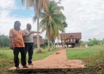PENDUDUK menunjukkan rumah Datuk Maharajalela yang belum dibuka kepada pengunjung di Kompleks Sejarah Pasir Salak.