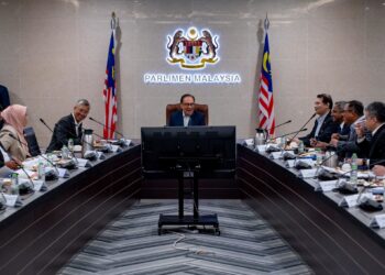 ANWAR Ibrahim mempengerusikan Mesyuarat Majlis Pelaburan Negara di Parlimen, semalam. 
– FACEBOOK ANWAR IBRAHIM