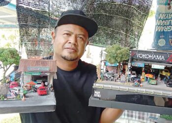 MOHD. Ihsan Mohd. Saidi menunjukkan diorama yang dihasilkannya di rumahnya di Chendering, Kuala Terengganu, semalam. – UTUSAN/TENGKU DANISH BAHRI TENGKU YUSOFF