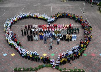 PIHAK seko­lah atau Jabatan Pendidikan Negeri perlu diberikan kuasa dalam menentukan kelulusan permohonan bagi mengatasi masalah pasangan guru yang berjauhan.