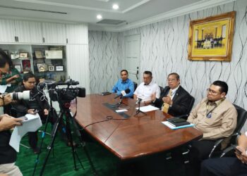 MOHAMMAD Nizar Jamaluddin  (dua dari kanan) dalam sidang akhbar berkenaan status terkini empangan-empangan utama di Perak, di Ipoh hari ini. - UTUSAN