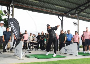 MOHD. Hairi Md Shah membuat pukulan pada  majlis pembukaan Johor Golf Expo 2024 di Kelab Golf Senibong, Gelang Patah,  semalam. – MINGGUAN/RAJA JAAFAR ALI