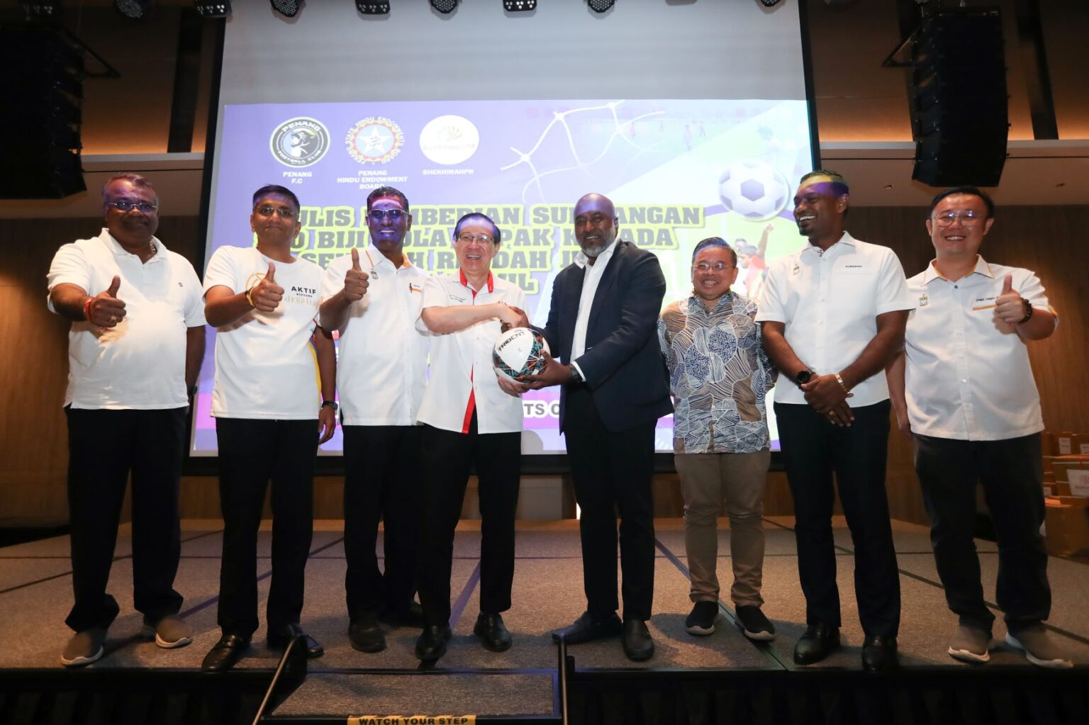 28 sekolah di Pulau Pinang terima sumbangan peralatan bola sepak