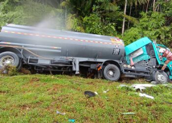 KEADAAN lori tangki minyak yang terbabas menyebabkan pemandunya maut dalam kejadian di Kilometer 263.0, Lebuh Raya Utara-Selatan arah selatan dekat Ipoh hari ini. - UTUSAN/IHSAN JBPM