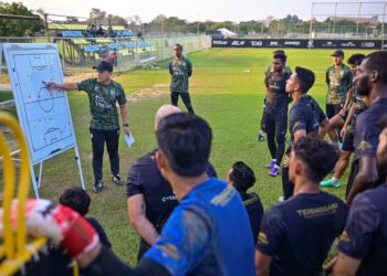 Pengendali sementara Terengganu FC (TFC), Badrul Afzan Razali (kiri) ketika mengendalikan sesi latihan TFC di Kompleks Sukan Gong Badak. -UTUSAN/PUQTRA HAIRRY