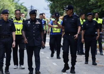 HUSSEIN Omar Khan (tiga dari kiri) ketika melawat kawasan tanah runtuh di Taman Melawati semalam. – UTUSAN/SHIDDIEQIIN ZON