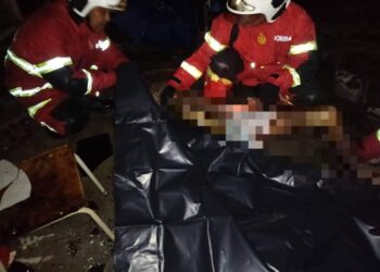 ANGGOTA bomba membawa mayat mangsa untuk diserahkan kepada pihak polis untuk tindakan lanjut.