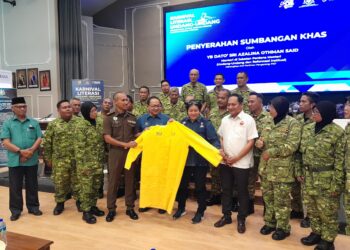 AZALINA (empat dari kanan) ketika hadir Karnival Literasi Undang-Undang Bahagian Hal Ehwal Undang-Undang Jabatan Perdana Menteri di Dewan Kejora, Bandar Penawar, Kota Tinggi, hari ini.

AZALINA (empat dari kanan) ketika hadir Karnival Literasi Undang-Undang Bahagian Hal Ehwal Undang-Undang Jabatan Perdana Menteri di Dewan Kejora, Bandar Penawar, Kota Tinggi, hari ini.