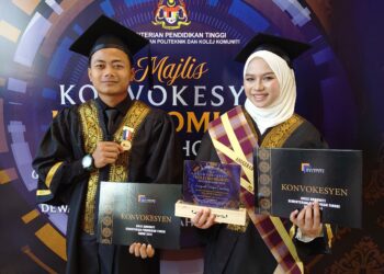 PASANGAN suami isteri, Mohammad Syaaban dan Ainul Mardiah menerima Anugerah Pengarah dan Anugerah Pelajar Cemerlang pada Majlis Konvokesyen Kolej Komuniti Johor di PIS, Johor Bahru, hari ini.