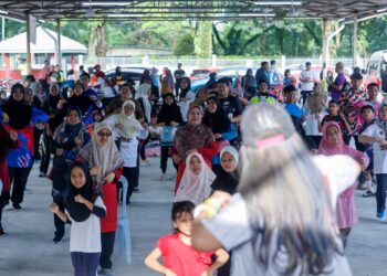 PENDUDUK menyertai program yang terdapat pada Hari Sukan Negara 2024 Peringkat Zon, di PPR Hiliran Ampang, di sini hari ini. Foto: SHIDDIEQIIN ZON