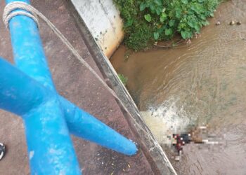 KEADAAN mayat lelaki yang ditemukan dalam keadaan terlentang dipercayai terjatuh di sebuah kolam takungan air bersebelahan Lebuhraya Utara-Selatan (PLUS) arah selatan, dekat Senawang, Seremban, semalam.