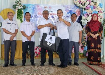 HASSAN Malek (tiga dari kiri) menyampaikan bantuan komputer riba YPM kepada 10 buah sekolah yang menjadi tuan rumah program JPLB bernilai RM20,000 pada Majlis Penutup JPLB di SMK Hamzah, Machang, Kelantan semalam. UTUSAN/MUSTAQIM MOHAMED