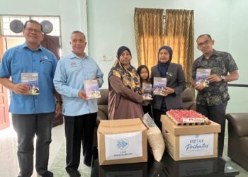 NORA Yaakub (dua dari kanan) ketika menyantuni Siti Nor Zuriati (tengah) di Kampung Aur Tanjung, Bachok, Kelantan hari ini. UTUSAN/TOREK SULONG