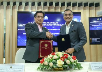 KUALA LUMPUR 18 OKTOBER 2024 - Azam Baki (kiri) menukar dokumen bersama Ketua Pegawai Eksekutif Kumpulan Pertubuhan Keselamatan Sosial (PERKESO), Datuk Seri Dr. Mohammed Azman Aziz Mohammed pada Majlis Menandatangani Laporan Penambahbaikan Tatakelola antara SPRM dan PERKESO di Menara PERKESO di sini, hari ini. GAMBAR: FARIZ RUSADIO