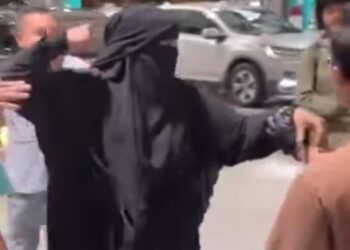 TANGKAP layar kes wanita membuat kekecohan di stesen minyak di Sungai Buloh di sini.